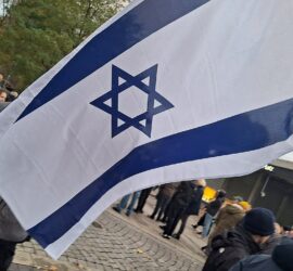 Private Israel-Flagge auf Pro-Israel-Demo (Archiv), via