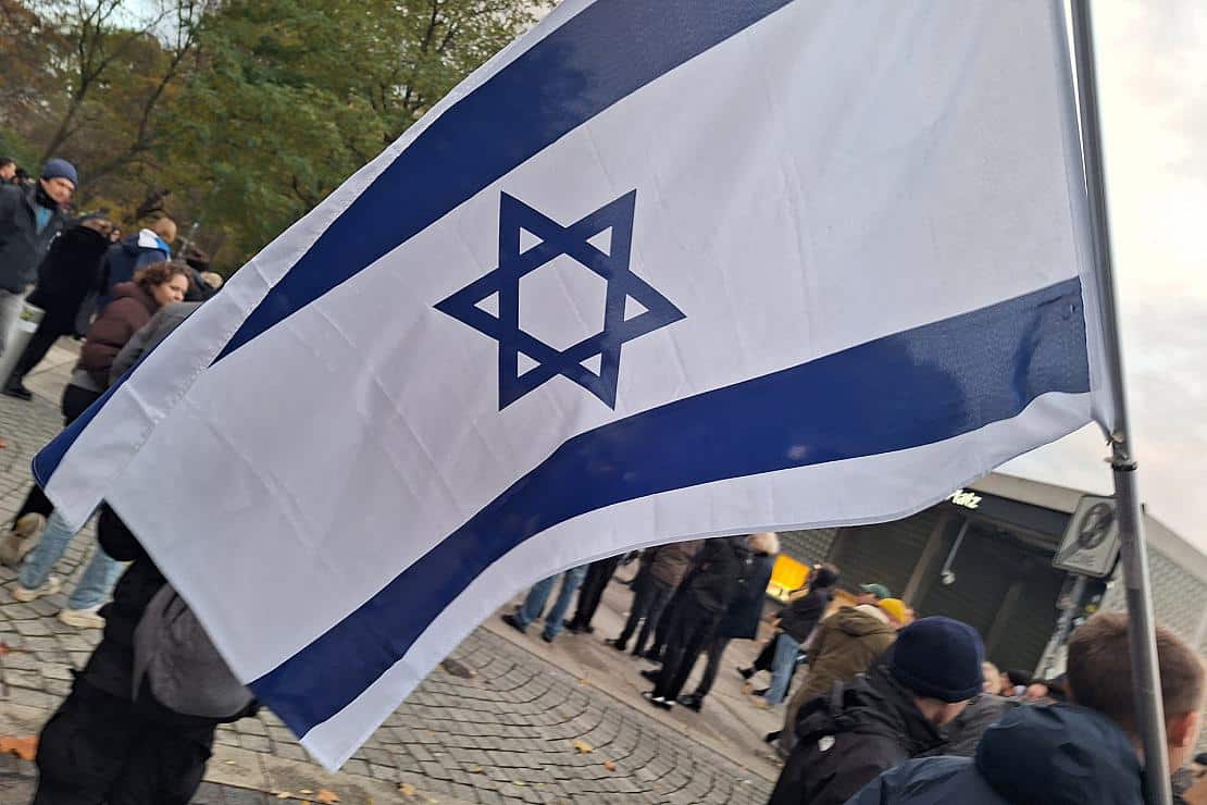 Private Israel-Flagge auf Pro-Israel-Demo (Archiv), via