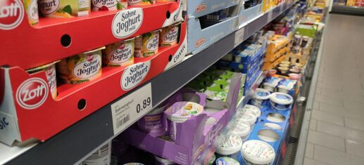 Joghurt in einem Supermarktregal (Archiv), via 