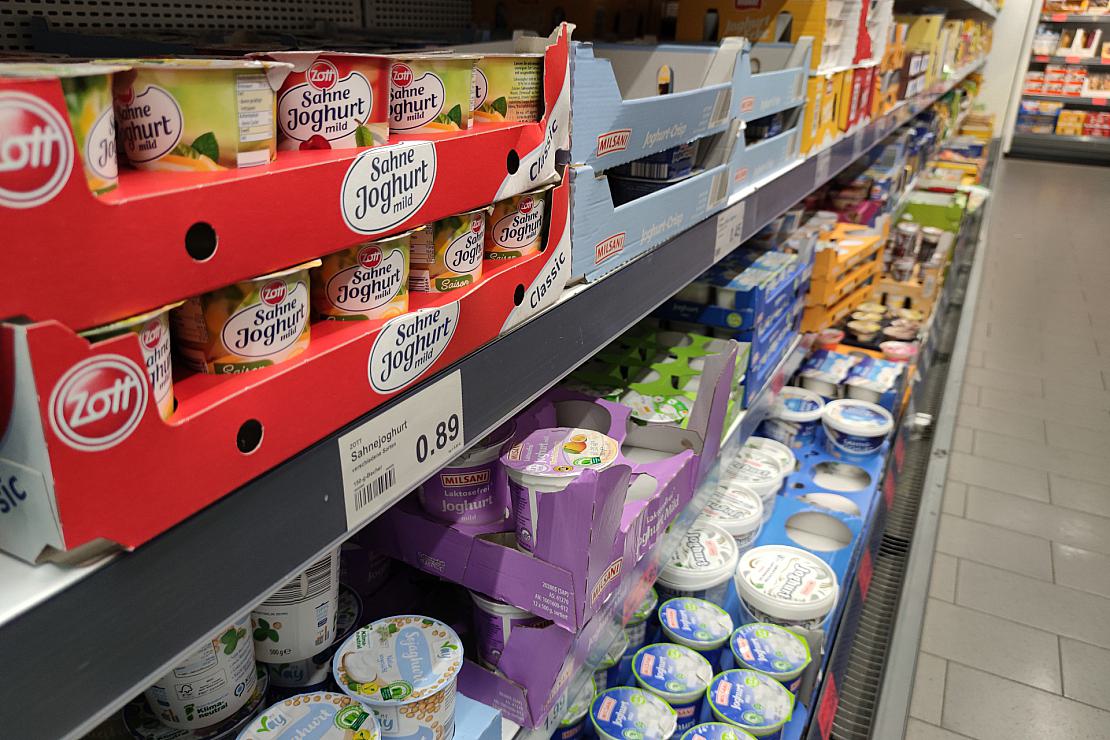 Joghurt in einem Supermarktregal (Archiv), via