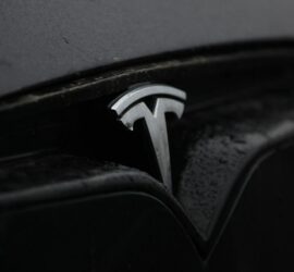 Tesla-Auto (Archiv), via