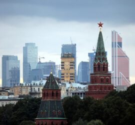 Turm des Kreml in Moskau mit dem Moskauer Bankenviertel im Hintergrund (Archiv), via