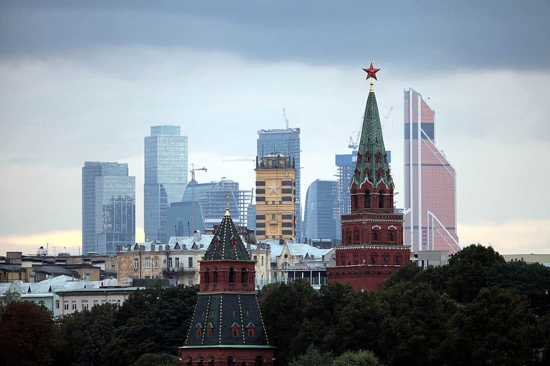 Turm des Kreml in Moskau mit dem Moskauer Bankenviertel im Hintergrund (Archiv), via
