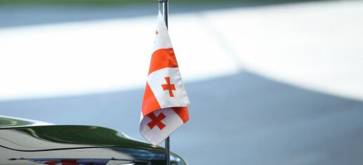 Auto mit Fahne von Georgien (Archiv)