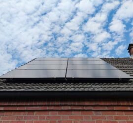 Solarzellen auf Hausdach (Archiv), via