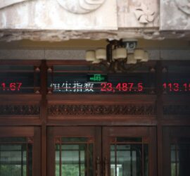 Chinesische Börsenkurse auf einem Laufband (Archiv)