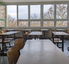 Klassenraum in einer Schule (Archiv)
