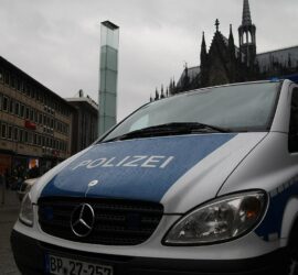 Polizeiauto vor Kölner Dom und Hauptbahnhof (Archiv), via