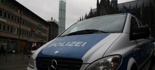 Polizeiauto vor Kölner Dom und Hauptbahnhof (Archiv), via 