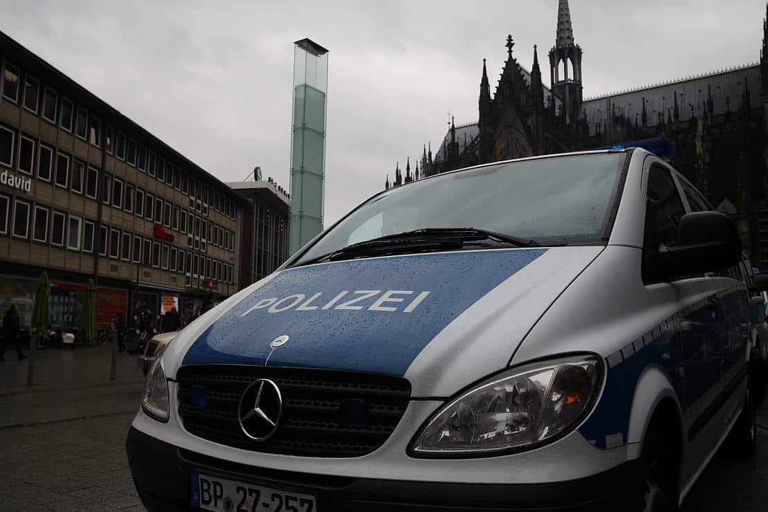 Polizeiauto vor Kölner Dom und Hauptbahnhof (Archiv), via