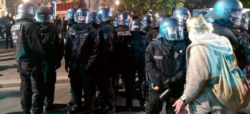 Polizei diskutiert mit Passantin (Archiv), via 