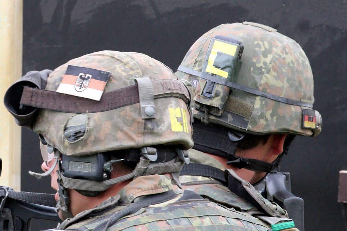 Bundeswehr-Helme (Archiv), via