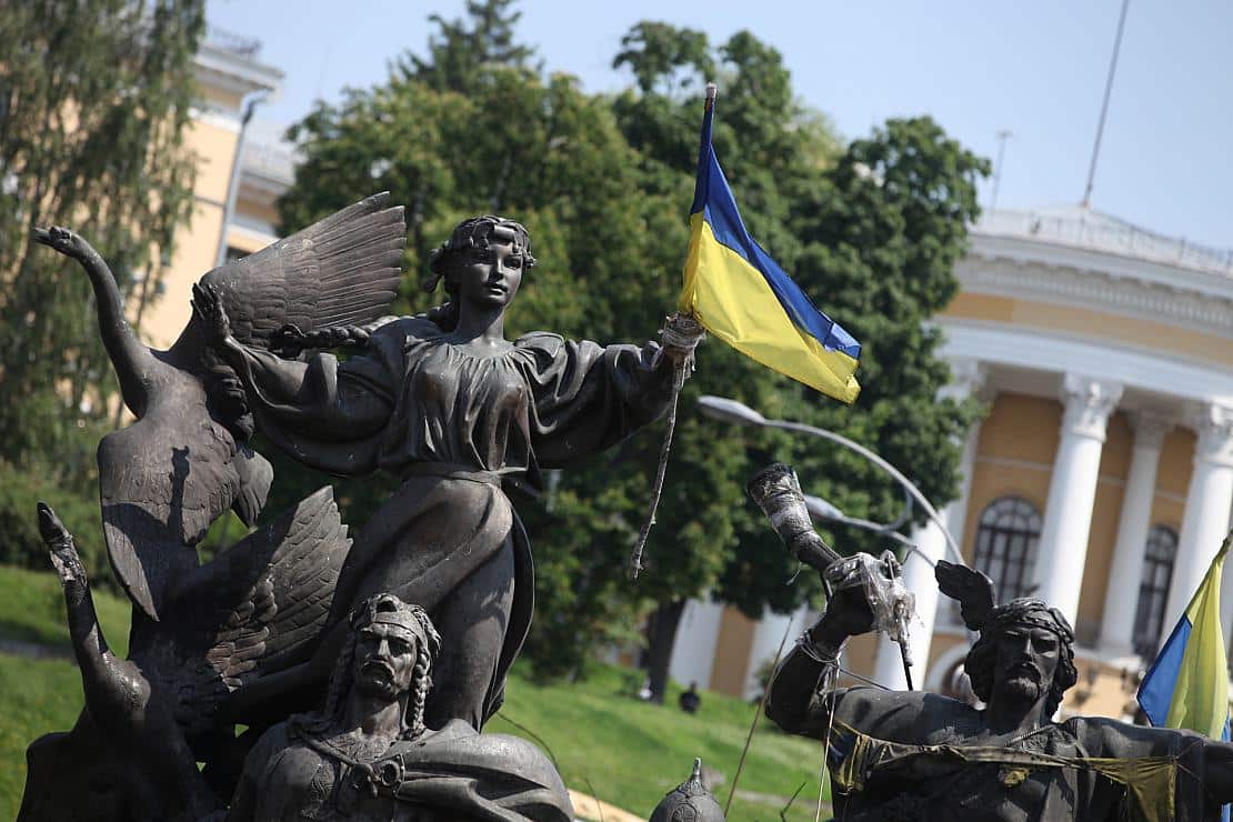 Ukrainische Flagge in Kiew (Archiv), via