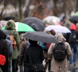 Menschen mit Regenschirm (Archiv), via