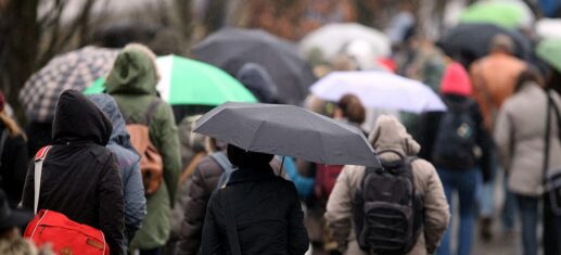 Menschen mit Regenschirm (Archiv), via 