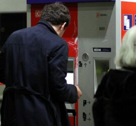 Reisender an einem Fahrkartenautomaten der Bahn (Archiv)
