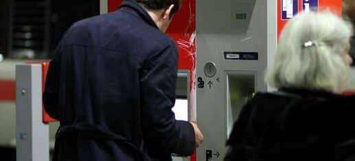 Reisender an einem Fahrkartenautomaten der Bahn (Archiv)