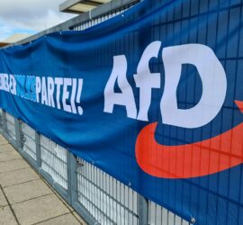 Logo vor AfD-Parteitag (Archiv), via