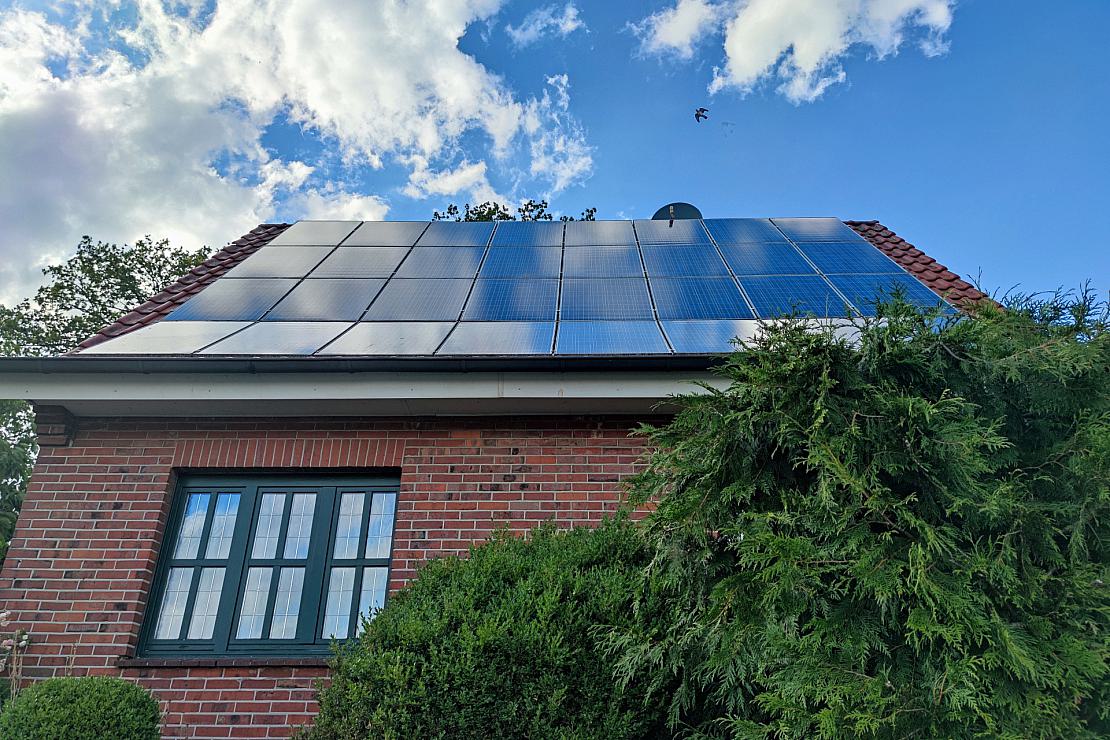 Solarzellen auf Hausdach (Archiv), via