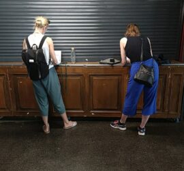 Zwei Frauen mit Laptop (Archiv), via