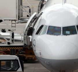 Lufthansa-Maschine wird am Flughafen beladen, via