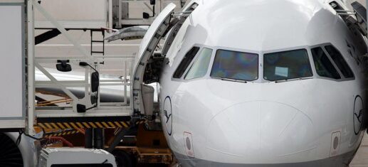Lufthansa-Maschine wird am Flughafen beladen, via 