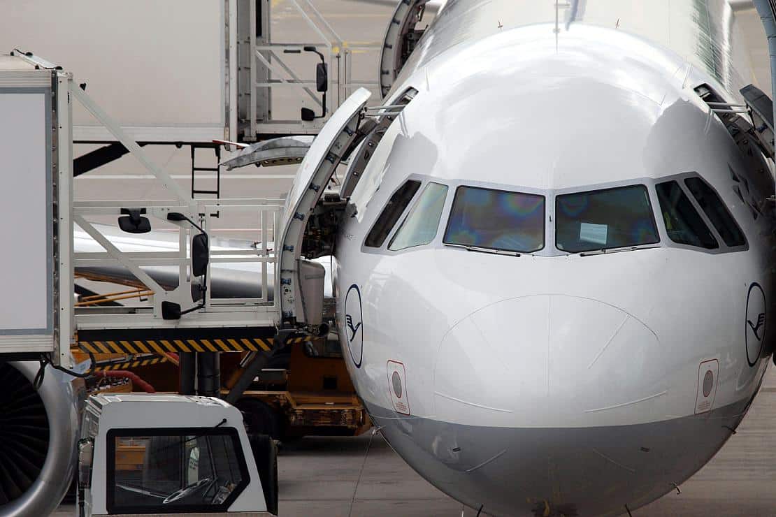 Lufthansa-Maschine wird am Flughafen beladen, via