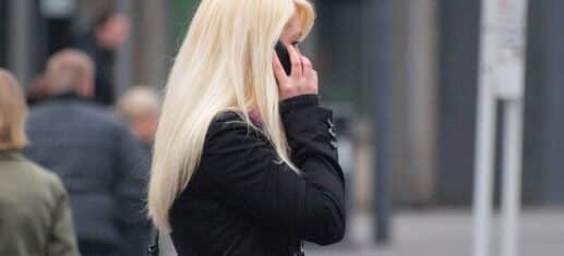 Blonde Frau mit Telefon (Archiv), via 
