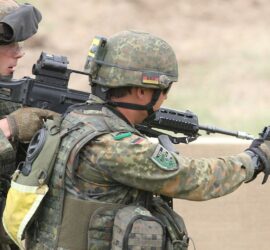 Bundeswehr-Soldat mit Pistole (Archiv), via