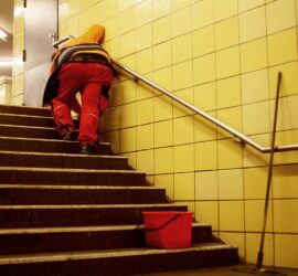 Reinigungskraft in einer U-Bahn-Station (Archiv), via