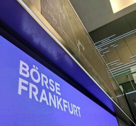 Anzeigetafel in der Frankfurter Börse, via
