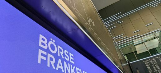 Anzeigetafel in der Frankfurter Börse, via 