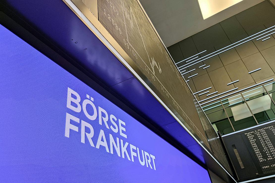 Anzeigetafel in der Frankfurter Börse, via