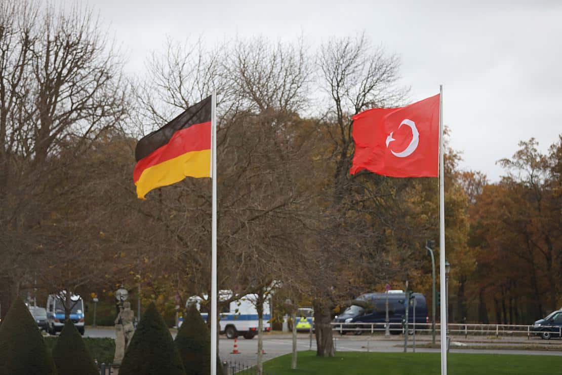 Fahnen von Deutschland und der Türkei (Archiv), via
