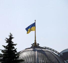 Ukrainische Flagge auf dem Parlament in Kiew (Archiv), via
