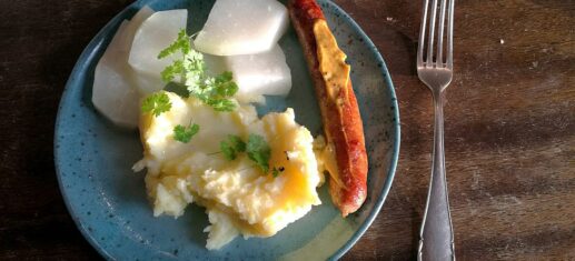 Bratwurst mit Kartoffelbrei und Kohlrabi (Archiv), via 
