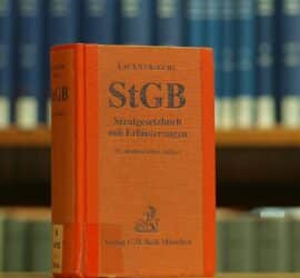 Das Strafgesetzbuch in einer Bibliothek (Archiv), via