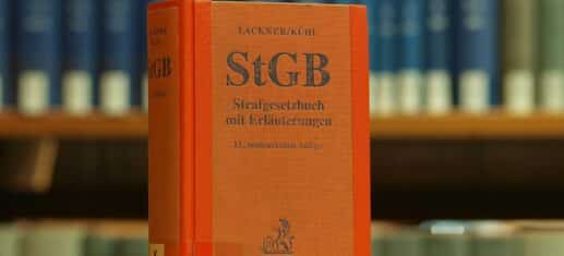 Das Strafgesetzbuch in einer Bibliothek (Archiv), via 