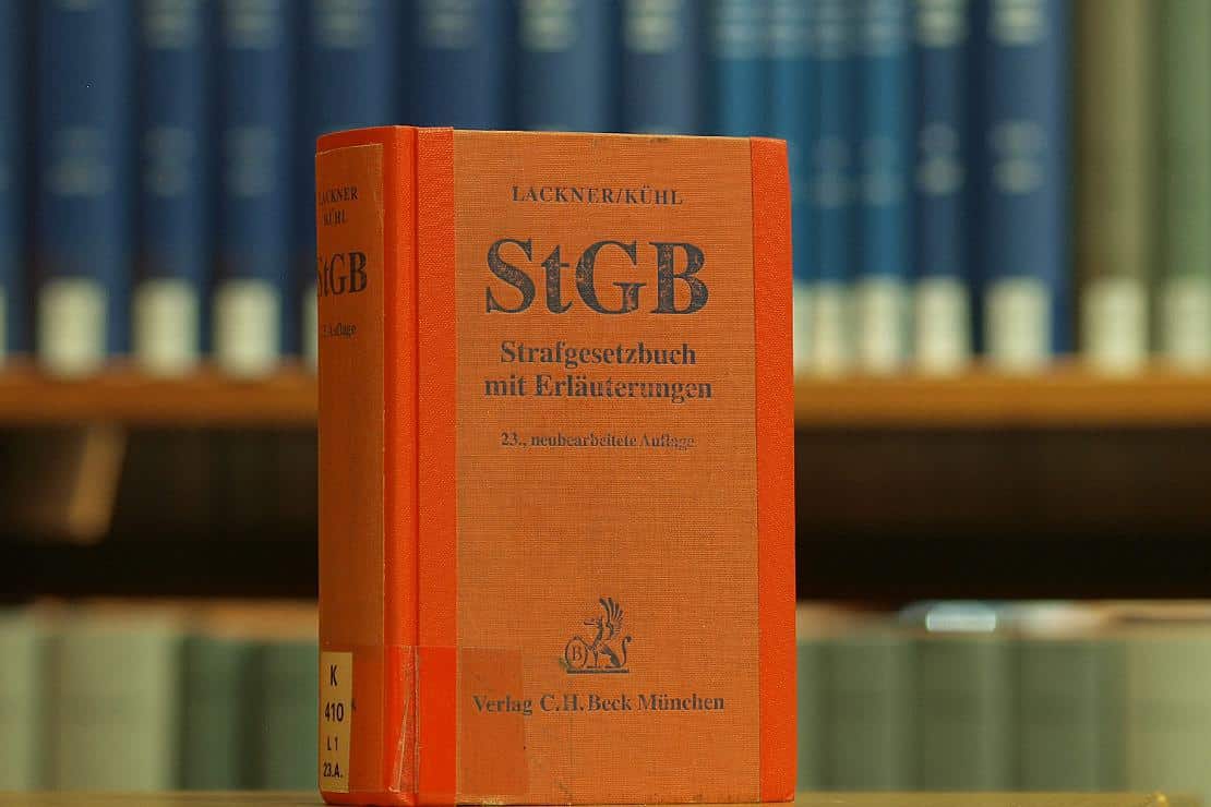 Das Strafgesetzbuch in einer Bibliothek (Archiv), via