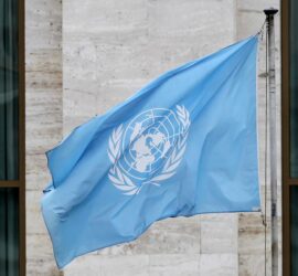 Fahne vor den Vereinten Nationen (UN) (Archiv), via