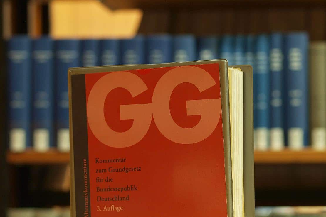 Ausgabe des Grundgesetzes in einer Bibliothek (Archiv), via