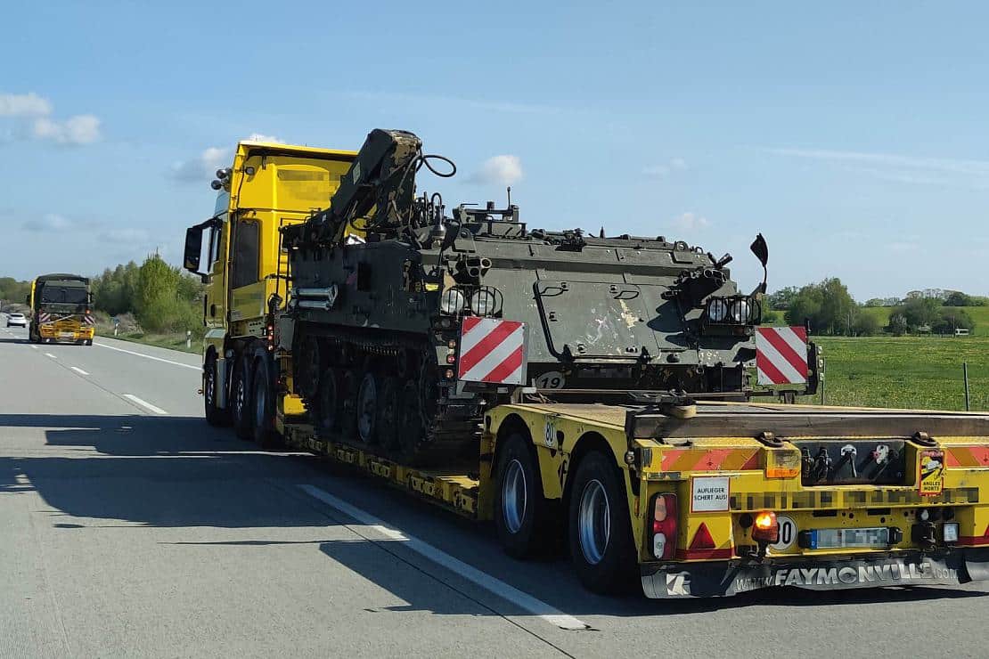 Panzer-Transport auf der Autobahn (Archiv), via