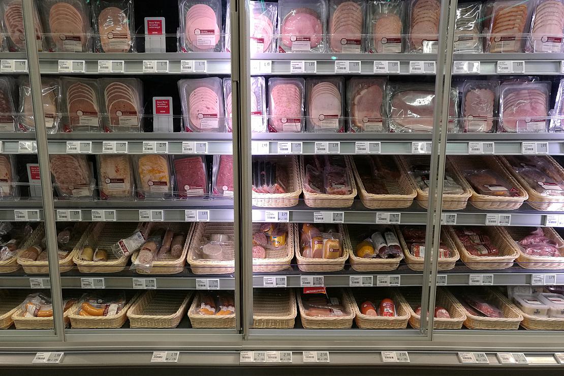 Fleisch und Wurst im Supermarkt (Archiv), via