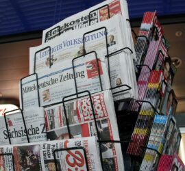 Zeitungen und Zeitschriften an einem Kiosk (Archiv), via