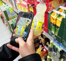 Kunde mit Smartphone im Supermarkt (Archiv), via