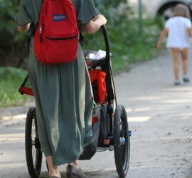 Mutter mit Kind und Kinderwagen (Archiv), via