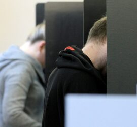 Wähler in einem Wahllokal (Archiv), via