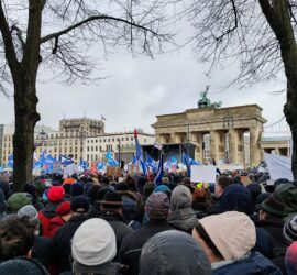 Demo gegen Waffenlieferungen im Februar 2023 in Berlin, via