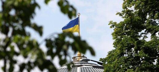 Ukrainische Flagge auf dem Parlament in Kiew (Archiv), via 