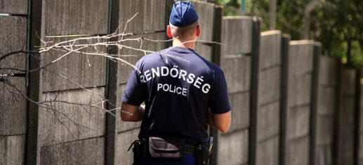 Ungarische Polizei an einer Mauer mit Stacheldraht (Archiv), via 
